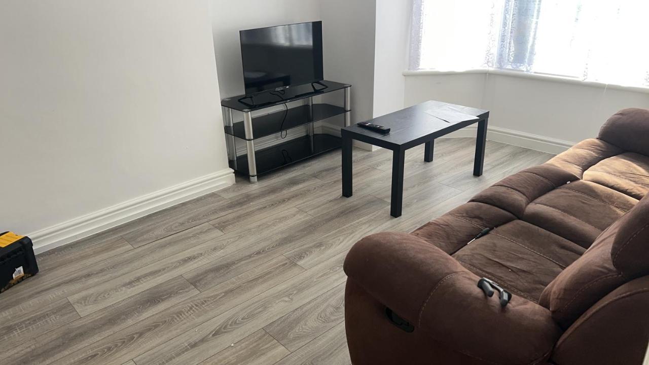 The Coral Guest House 1 Mile From Winchester Market Экстерьер фото