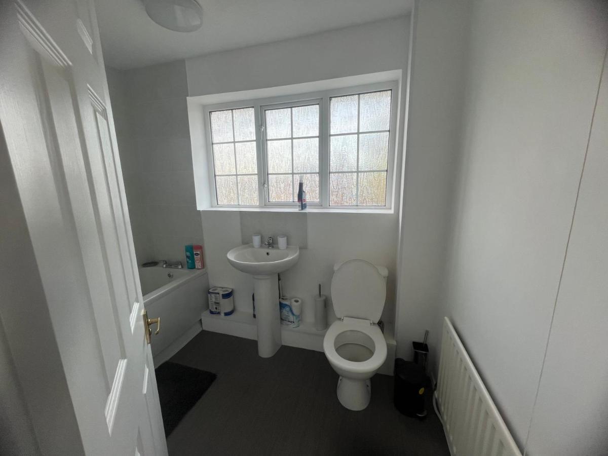 The Coral Guest House 1 Mile From Winchester Market Экстерьер фото