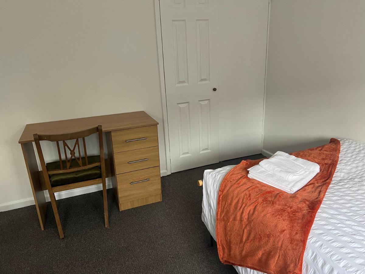 The Coral Guest House 1 Mile From Winchester Market Экстерьер фото